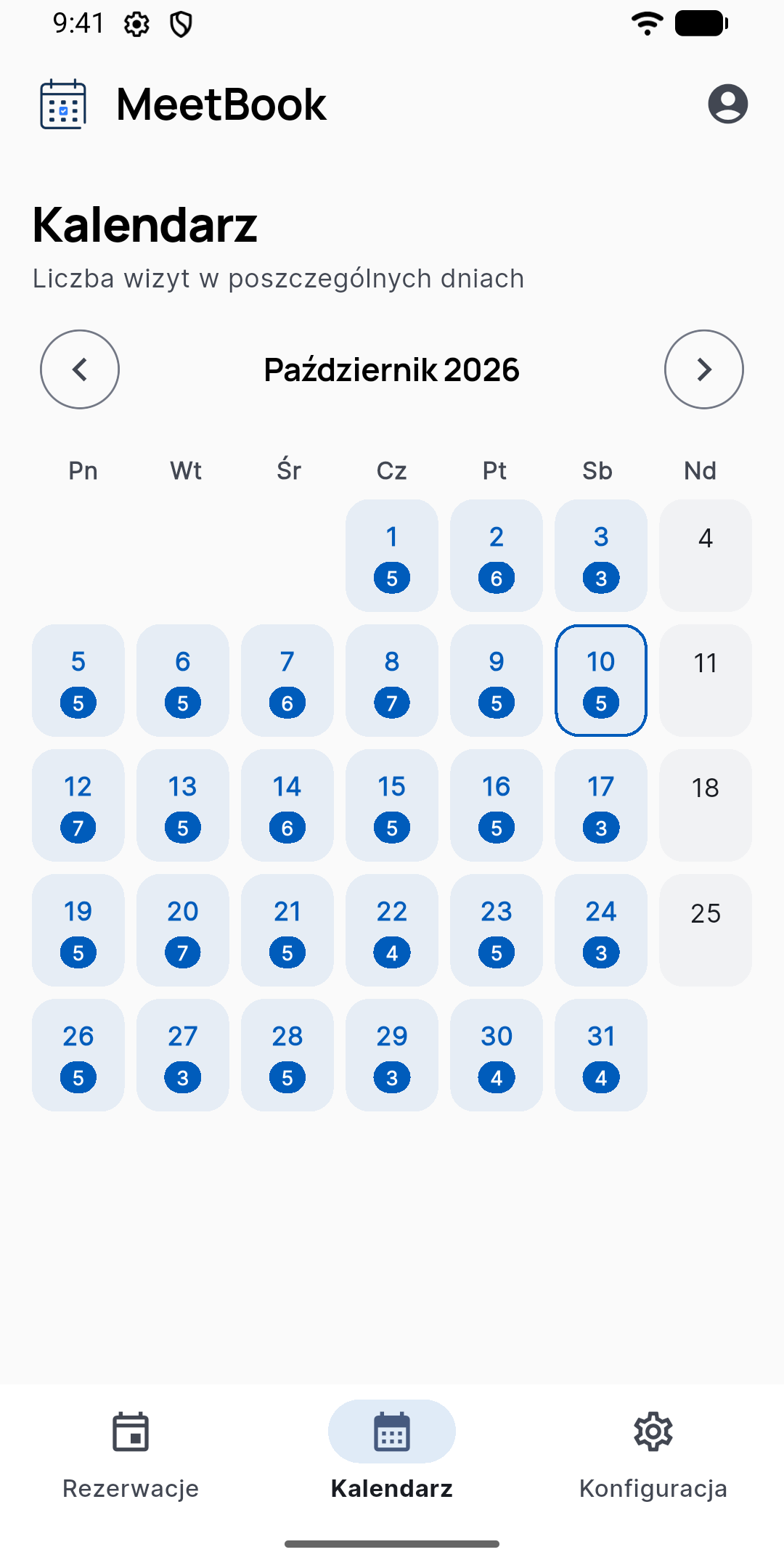 Kalendarz w aplikacji MeetBook z liczbą wizyt w każdym dniu